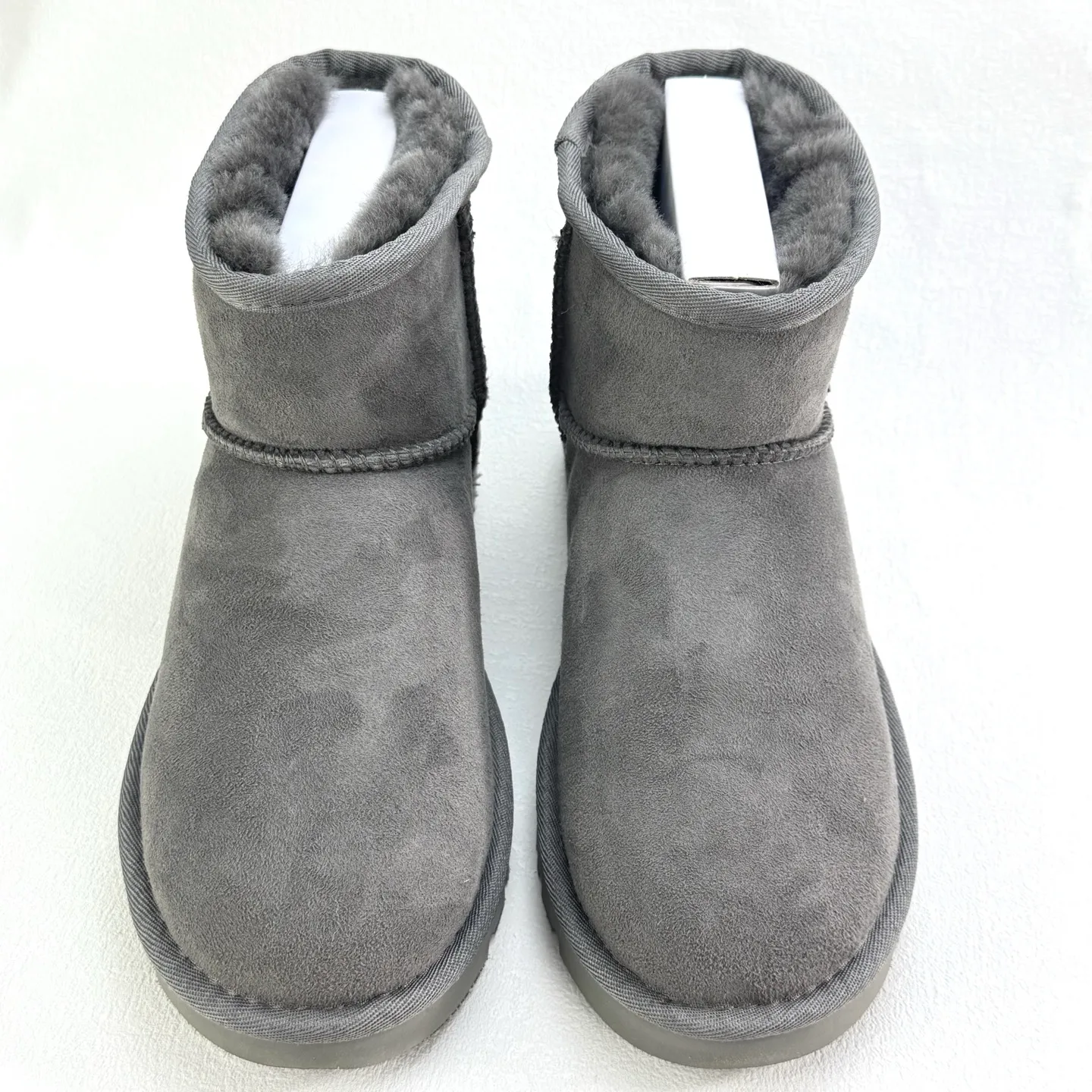 💰360 6222 Classic Mini II Mini classic short boots 2.0 Shoe shaft height: about 14CM Upper: Made of 17mm fur-integrated sheepskin, with a pre-treated water-repellent and anti-fouling coating Insole: 17mm sheepskin insole Sole: Treadlite by UGG™ light wing technology outsole - non-slip, cushioning, wear resistance, and good elasticity Heel: Leather heel label with embossed brand LOGO Size:35 36 37 38 39 40